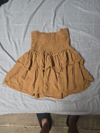 Camiseta marrón con volantes