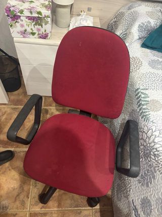 Silla de escritorio roja y negra