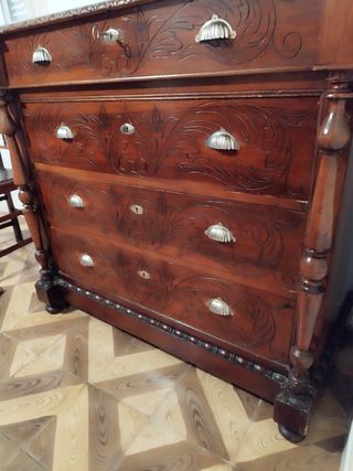 Cómoda antigua de madera tallada