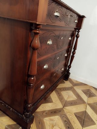 Cómoda antigua de madera tallada