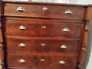 Cómoda antigua de madera tallada