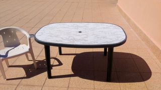 Mesa de jardín y 1 silla de regalo