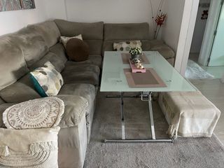 Sofá esquinero 3+2 . más mesa elevable y alfombra