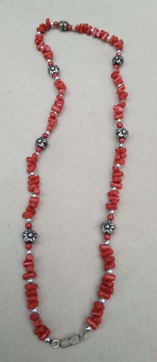 Collana corallo rosso vintage con fiori argentati