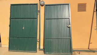 puerta de hierro garaje o almacén 
