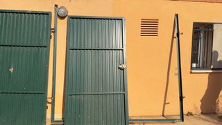 puerta de hierro garaje o almacén 
