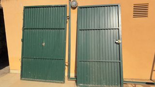 puerta de hierro garaje o almacén 
