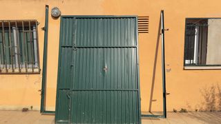 puerta de hierro garaje o almacén 
