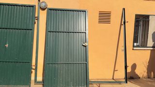 puerta de hierro garaje o almacén 
