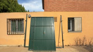 puerta de hierro garaje o almacén 
