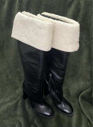 Botas altas negras con forro blanco