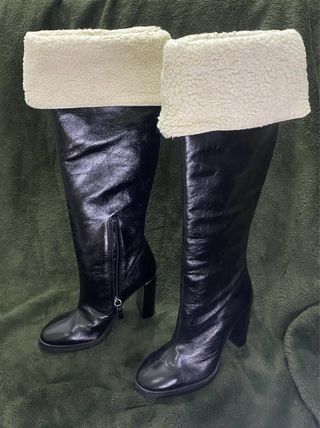 Botas altas negras con forro blanco