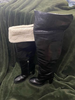 Botas altas negras con forro blanco