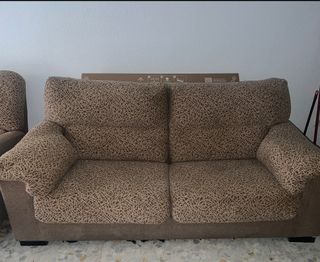 Sofá de tela beige y marrón