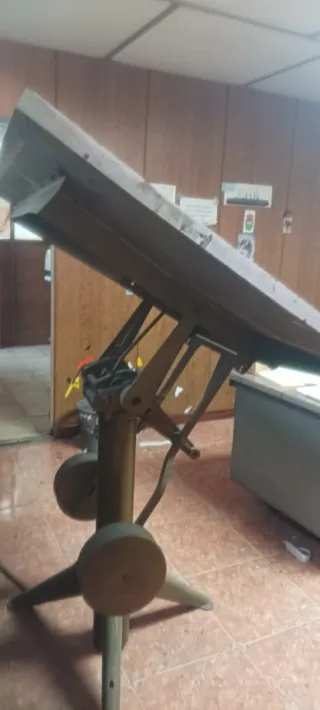 Mesa de dibujo antigua de madera y metal