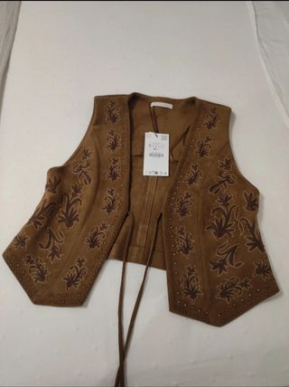 Chaleco Bordado Marrón Talla S
Nuevo con etiquetas