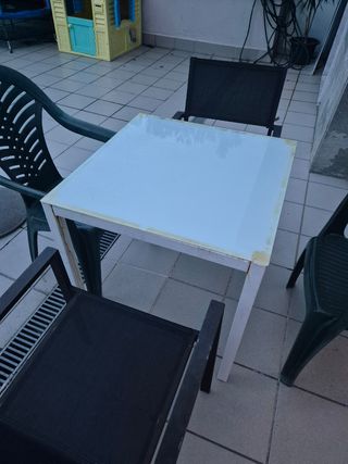 Mesa de cristal y metal para exterior