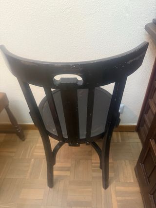 Silla antigua de madera oscura