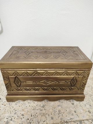 Baúl de madera tallada dorado