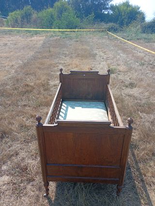 Cuna de madera nogal