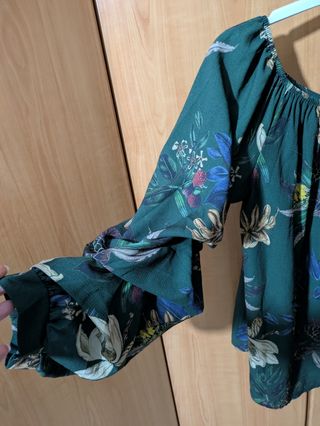 Blusa verde estampada mangas fruncidas