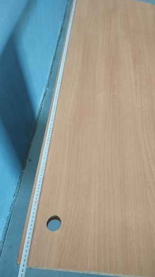 Mesa de escritorio de madera color beige