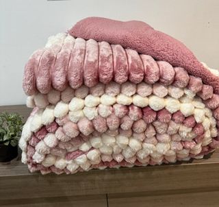 Edredom de borrego rosa e branco