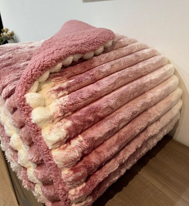 Edredom de borrego rosa e branco