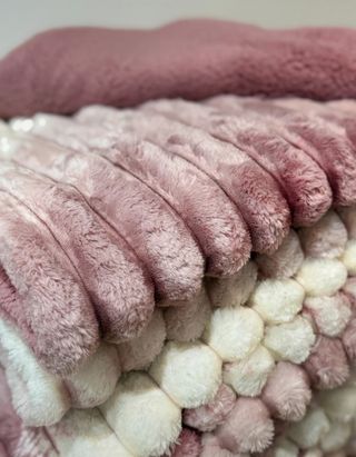 Edredom de borrego rosa e branco