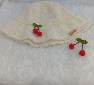 Sombrero blanco tejido con cerezas