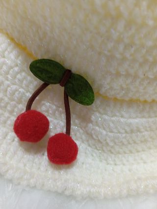 Sombrero blanco tejido con cerezas