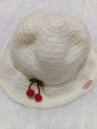 Sombrero blanco tejido con cerezas