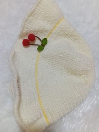 Sombrero blanco tejido con cerezas