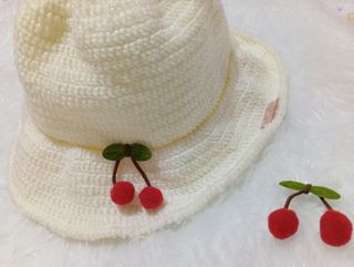 Sombrero blanco tejido con cerezas