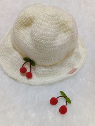 Sombrero blanco tejido con cerezas