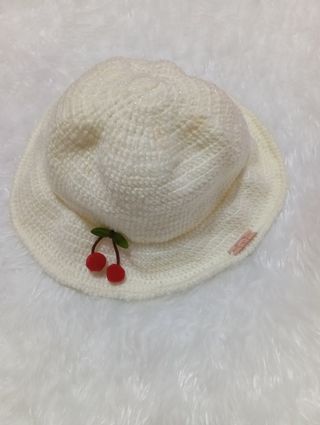 Sombrero blanco tejido con cerezas