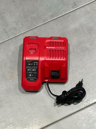 Cargador Milwaukee M12-18FC Rapid Charge