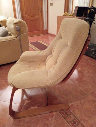 Sillón de tela y madera