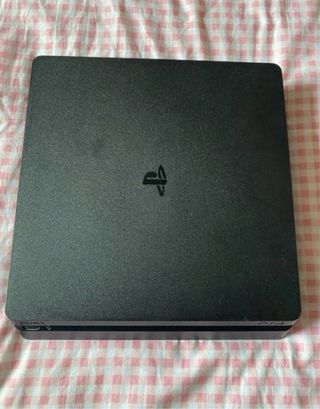 Playstation 4 slim + 2 mandos