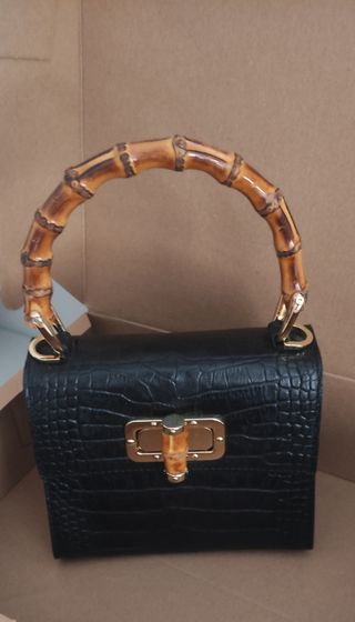 Bolso piel labrada con asa bambú
