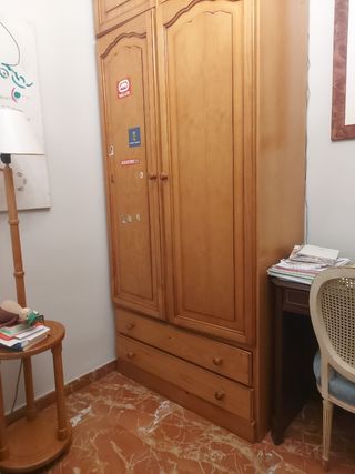 Armario de madera de pino