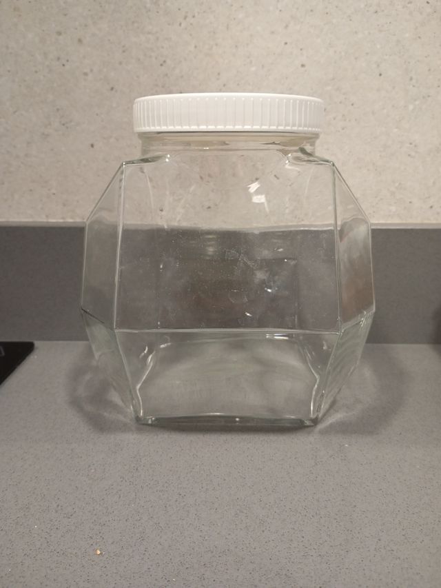 Barattolo in vetro con coperchio bianco