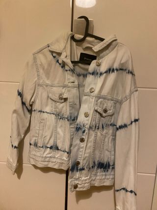Chaqueta vaquera Stradivarius tie-dye