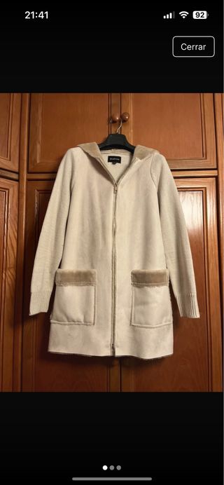 Chaqueta beige con capucha y bolsillos