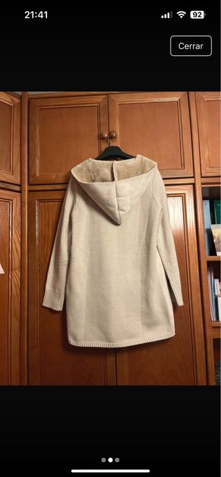 Chaqueta beige con capucha y bolsillos