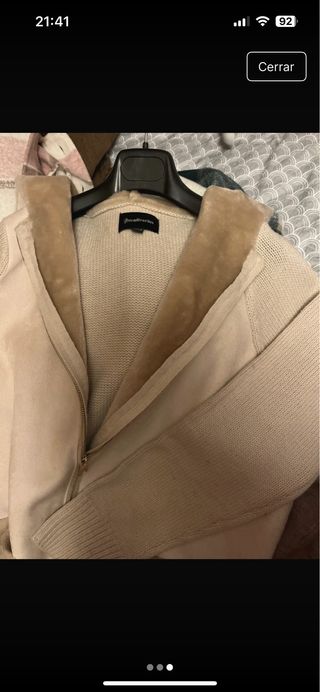 Chaqueta beige con capucha y bolsillos