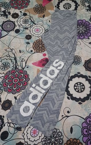 Mallas Adidas grises con logo blanco