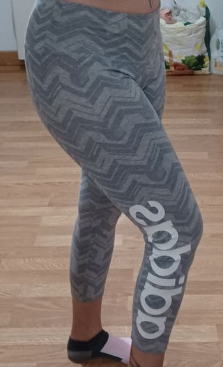 Mallas Adidas grises con logo blanco