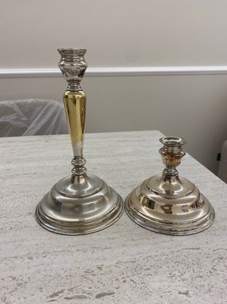 Candelabros de metal dorados y plateados