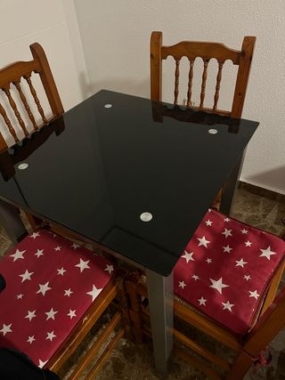 Mesa de cristal negra con sillas